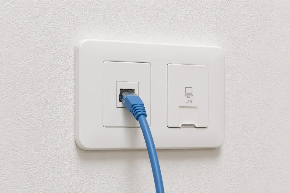 LANケーブルが接続された壁面の情報用コンセント